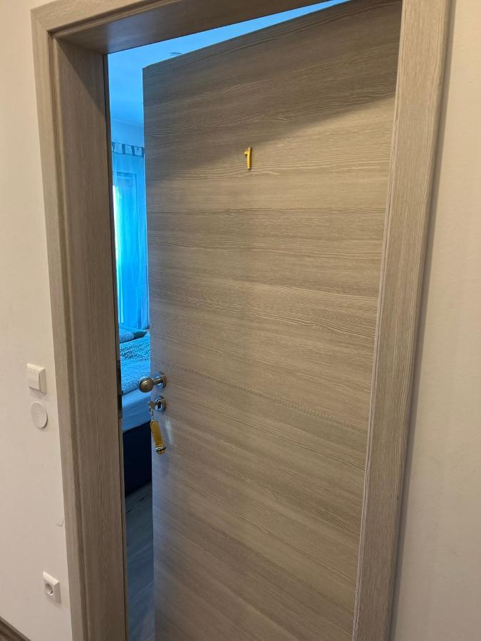 Im Apartment *